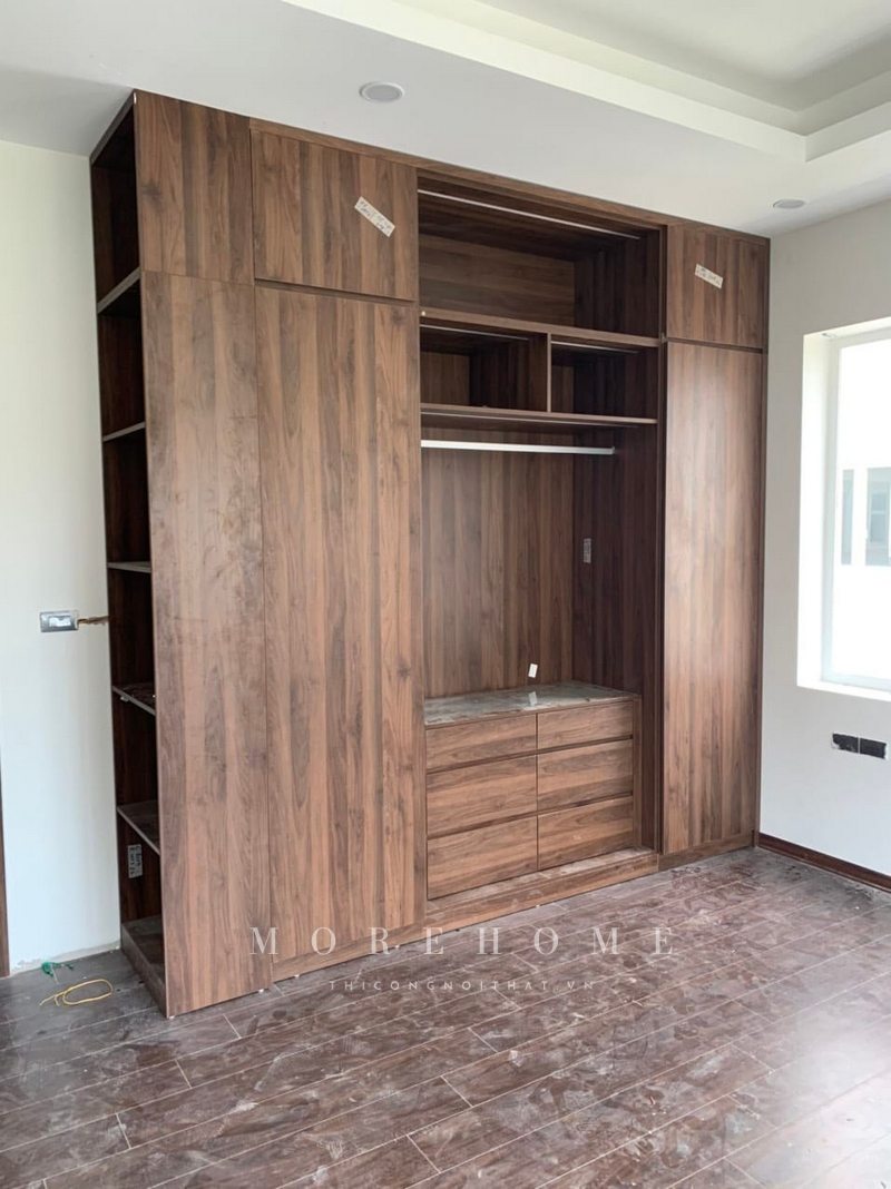 Việc thi công tủ quần áo gỗ tự nhiên hiện đại để sắp xếp đồ đạc, quần áo gọn gàng và tạo ra không gian ngăn nắp thoáng đãng với độ thẩm mỹ cao đang được thực hiện.